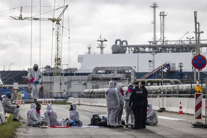 Imagen de archivo de un grupo ecologista manifestándose en Alemania para exigir el cese inmediato de las importaciones de gas natural licuado 