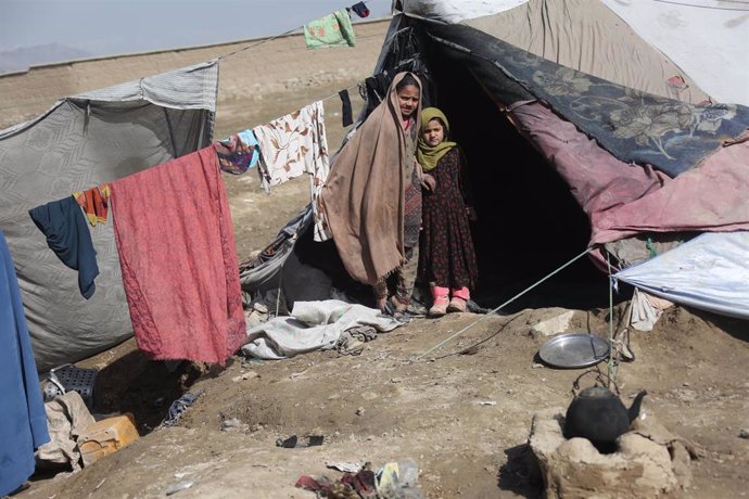 Niñas afganas en campamento cerca de Kabul (Afganistán)