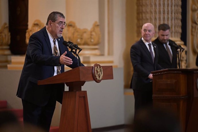 El presidente de Guatemala, Bernárdo Arévalo, y el secretario de Seguridad Nacional de EEUU, Alejandro Mayorkas