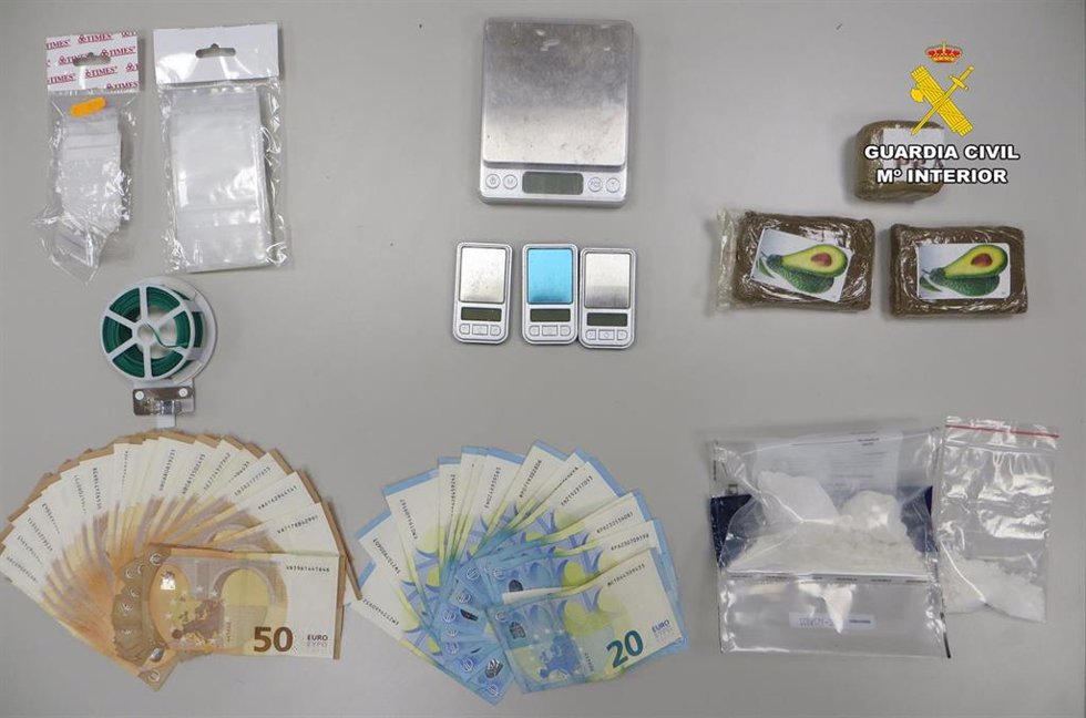 Dinero, droga y efectos intervenidos tras detener la Guardia Civil a una persona en Ossa de Montiel.