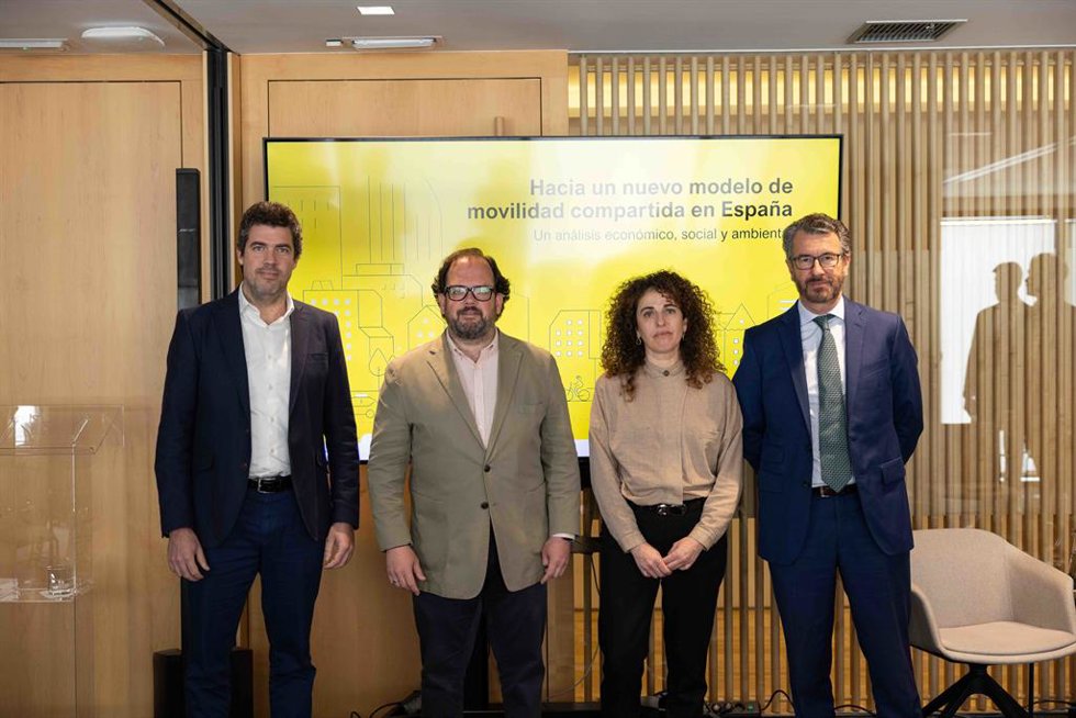 Nuno Inácio, gerente regional de Bolt para el sur de Europa, Luis Miguel Torres, director de Transporte de la Comunidad de Madrid; María Lorena del Valle Alonzo, directora general de las Islas Baleares, Pablo Tramazaygues, socio de Oliver Wyman.
