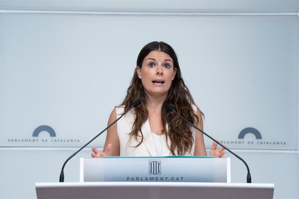 Archivo - La portavoz de Junts en el Parlament, Mnica Sales, durante una rueda de prensa tras el Debate de Política General en el Parlament de Catalunya, a 26 de septiembre de 2023, en Barcelona, Catalunya (España).