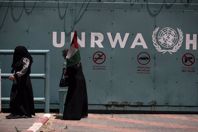 Archivo - Palestinos frente a la sede de la Agencia de Naciones Unidas para los Refugiados Palestinos en Oriente Próximo (UNRWA) en la ciudad de Gaza, en el norte de la Franja de Gaza (archivo)