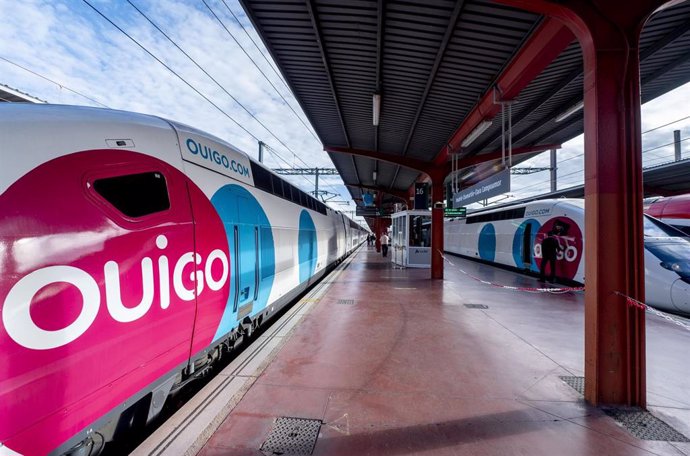 Archivo - Un tren en el andén durante la inauguración de la línea de Ouigo entre Madrid, Albacete y Alicante, en la Estación de Madrid-Chamartín-Clara Campoamor, a 27 de abril de 2023, en Madrid (España). 