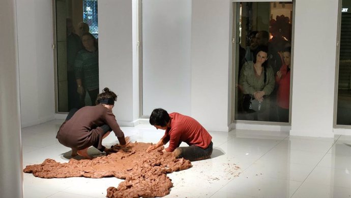 Performance que la artista Isabel León realizó en la sala de arte El Brocense de Cáceres para la inauguración de su exposición