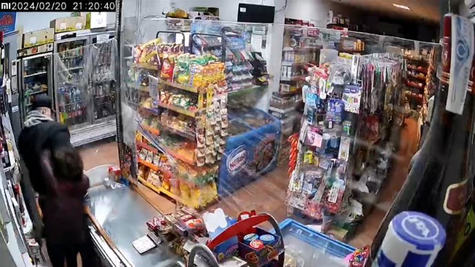 El detenido grabado por una de las cámaras de vigilancia de uno de los establecimientos robados