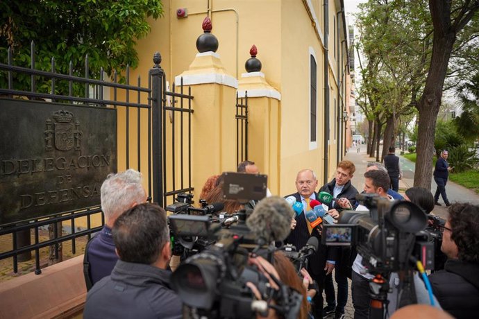 El letrado Luis Romero atiende a los medios antes de entrar al juzgado militar