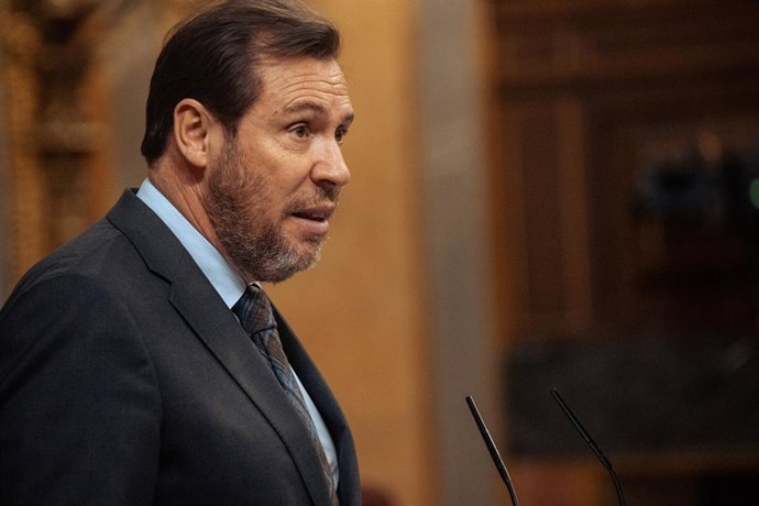 El ministro de Transportes y Movilidad Sostenible, Óscar Puente, interviene durante una sesión de control al Gobierno, en el Congreso de los Diputados en una imagen de archivo