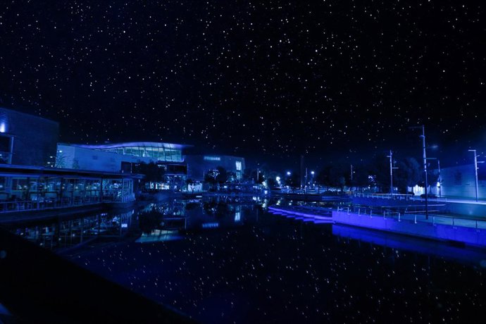 Archivo - El centro comercial Puerto Venecia de noche