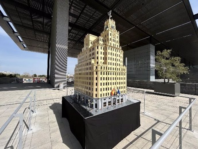 Réplica de Lego del edificio de Telefónica de Gran Via 28 (Madrid).