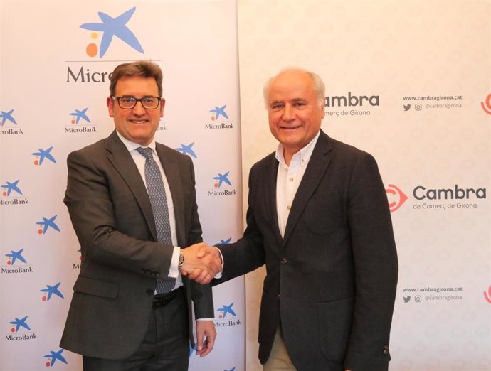 Fbrega y Gonzlez en la firma del convenio de colaboración entre MicroBank y la Cámara de Girona