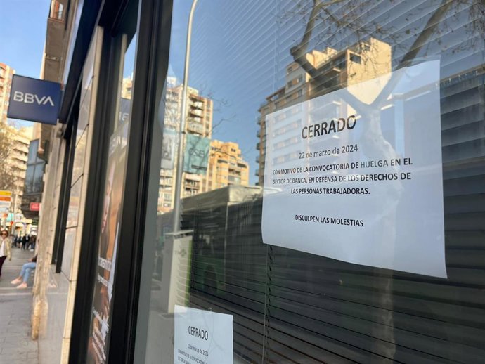 Una oficina del BBVA de Palma, con el cartel de cierre por motivo de la huelga.