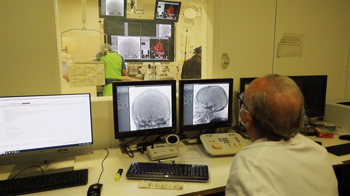 Momento de una intervención cerebral en el Hospital del Mar en Barcelona