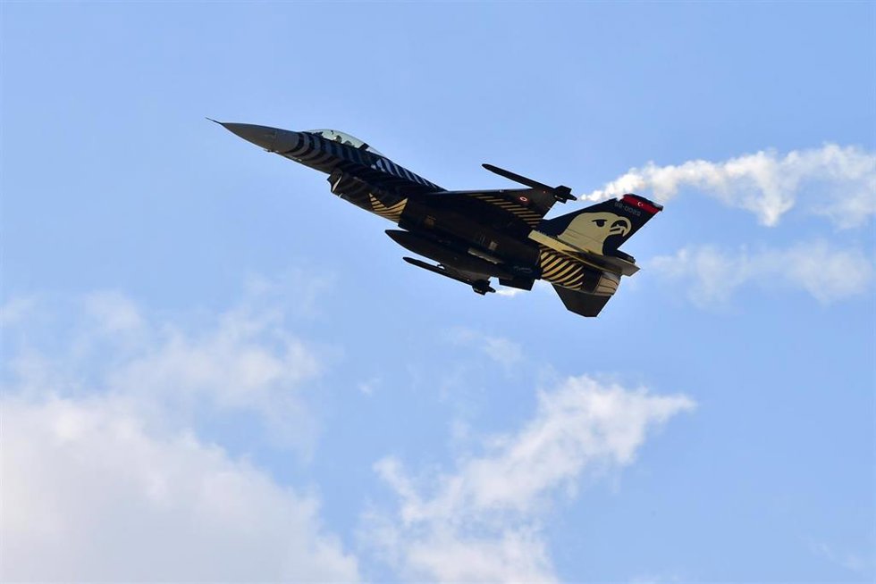 Archivo - Un F-16 durante una exhibición aérea en Turquía (archivo)