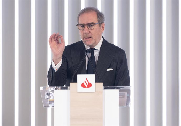 Archivo - El consejero delegado de la entidad financiera, Héctor Grisi, durante la presentación de los resultados del 2023 del Grupo Santander, en la Ciudad Grupo Santander, a 31 de enero de 2024, en Boadilla del Monte, Madrid (España).