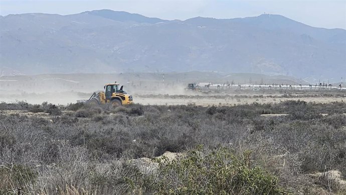 Maquinas trabajan en el desbroce de los terrenos en El Toyo (Almería) donde está previsto que se celebre el festival Dreambeach