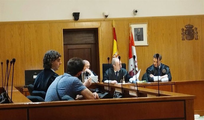 El ya condenado, en primer plano, junto a su letrado defensor durante la conformidad celebrada este viernes, 22 de marzo, en la Audiencia de Valladolid.