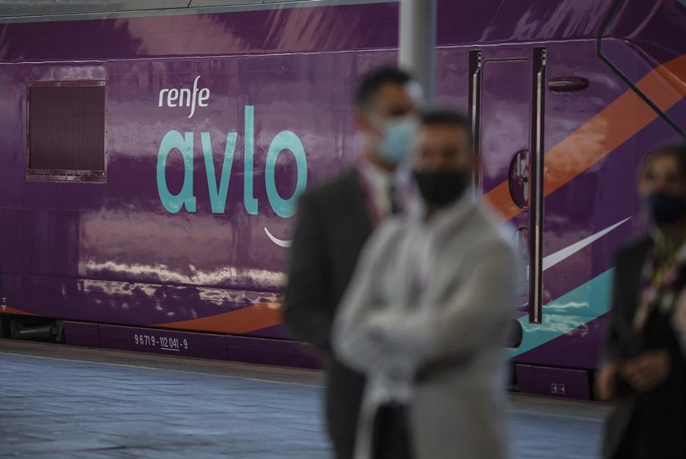 Archivo - Un tren Avlo llega a la estación de Joaquín Sorrolla