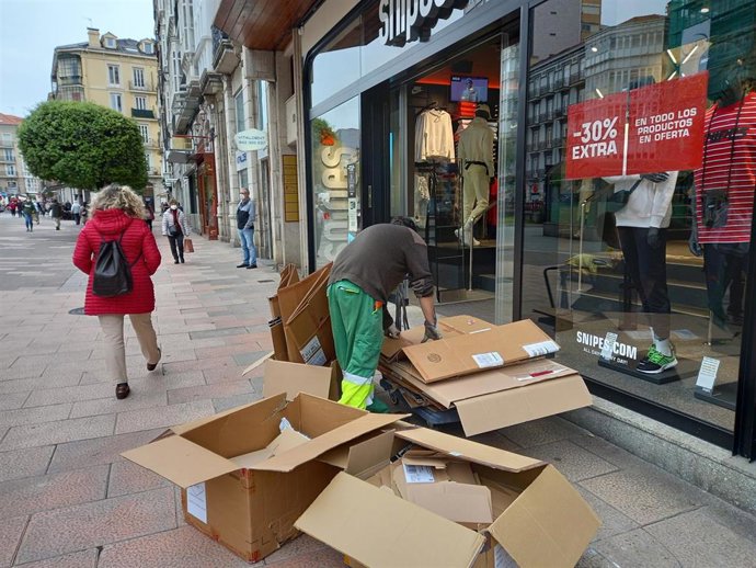 Archivo - Recogida de papel cartón de Amica en Santander