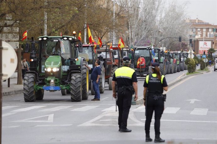 La tractorada avanza hacia el centro de Granada