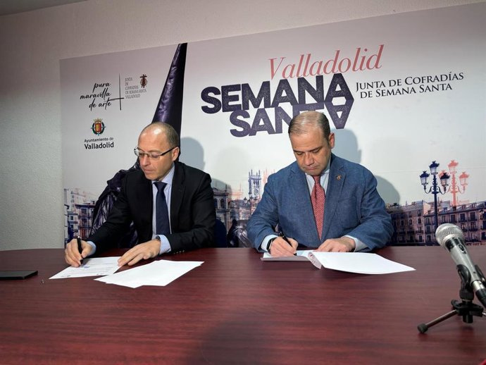 EL presidente de la Asociación de Hoteles de Valladolid, Francisco Javier de Frutos, y el presidente de la Junta de Cofradías de Semana Santa en Valladolid , Miguel Vegas