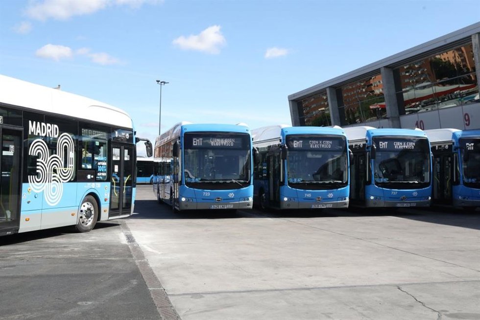 Archivo - Autobuses de la EMT eléctricos