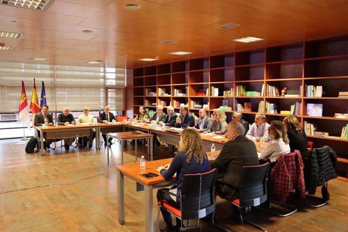 El consejero de Sanidad, Jesús Fernández Sanz, durante su intervención en el Consejo Regional de Consumo.