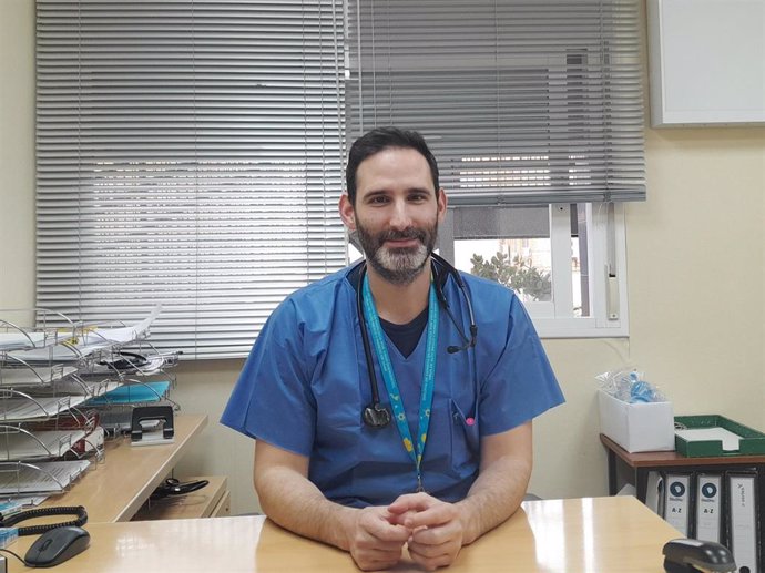 El facultativo especialista de la Unidad de Enfermedades Infecciosas y Microbiología y responsable de la consulta específica para pacientes con tuberculosis, Nicolás Navarrete.