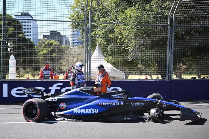 Comisarios junto al coche del tailandés Alex Albon (Williams), en el GP de Australia 2024.