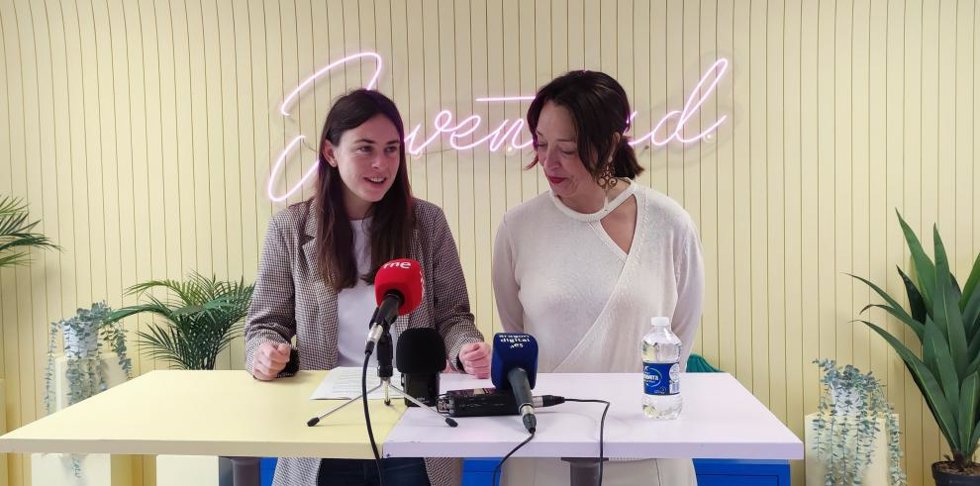 Cristina Navarro, gerente del IAJ, y la consejera Carmen Susín, en la rueda de prensa