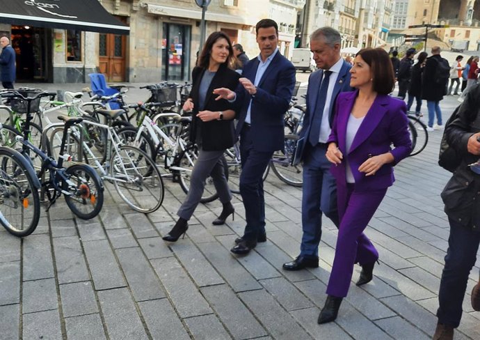 Agirregoiti, Pradales, Urkullu y Bilbao pasean por una calle de Vitoria-Gasteiz