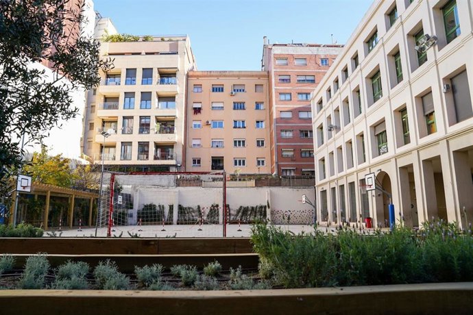 Archivo - Un patio escolar de Barcelona.