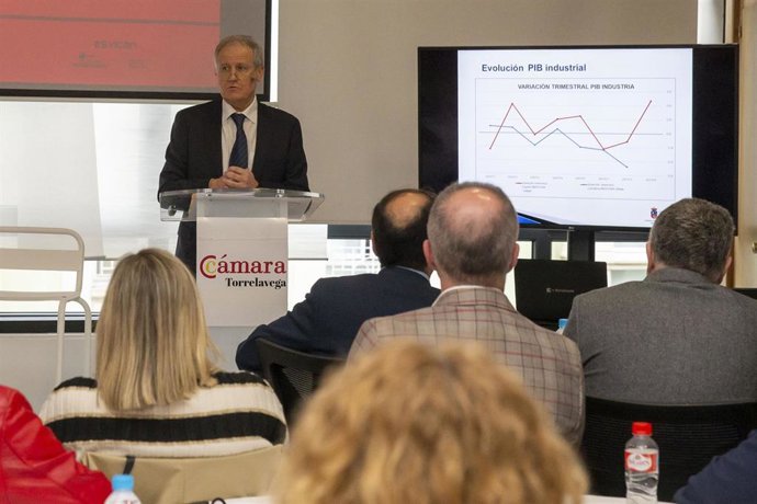 El consejero de Industria, Eduardo Arasti, en el Foro Besaya