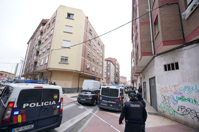 Furgones y agentes de la Policía Nacional en la calle Clavel, donde se ha detenido a un hombre por su presunta relación con el envío de las cartas explosivas, a 25 de enero de 2023, en Miranda de Ebro, Burgos, Castilla y León, (España).