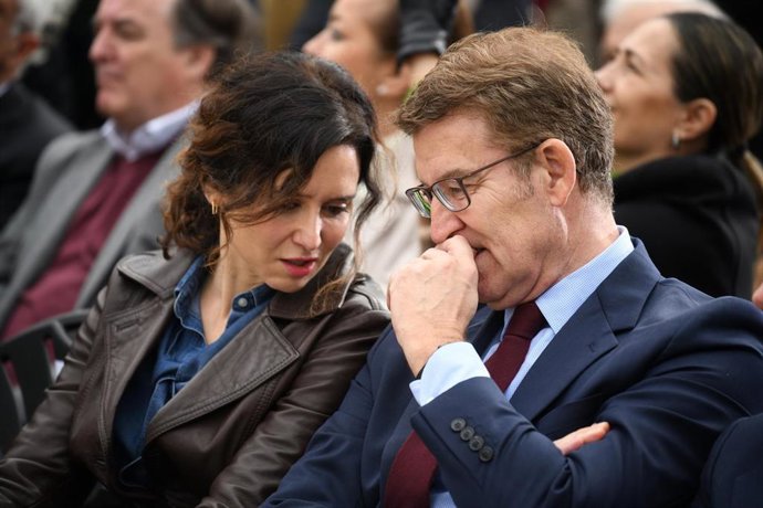 La presidenta de la Comunidad de Madrid, Isabel Díaz Ayuso, y el presidente del Partido Popular, Alberto Núñez Feijóo, durante el acto de la 'Ruta por la igualdad entre españoles', en el Monumento a la Constitución de Madrid, a 22 de febrero de 2024.
