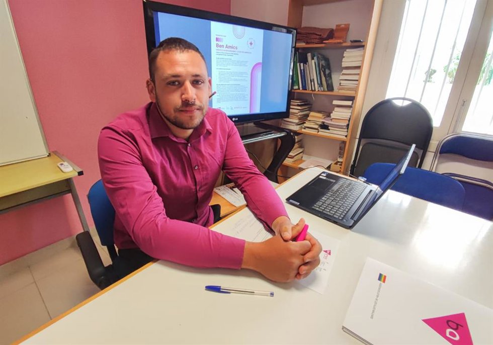 La coordinación técnica de Ben Amics, Jan Gómez, durante la presentación del Servicio de Asesoramiento LGTBI para Empresas en Baleares.