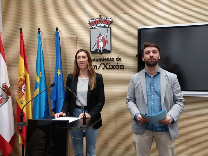 La vicealcaldesa de Gijón y portavoz municipal del PP gijonés, Ángela Pumariega, en rueda de prensa en el Consistorio gijonés, acompañada de Andrés Ruiz, diputado 'popular' en la Junta General del Principado de Asturias.