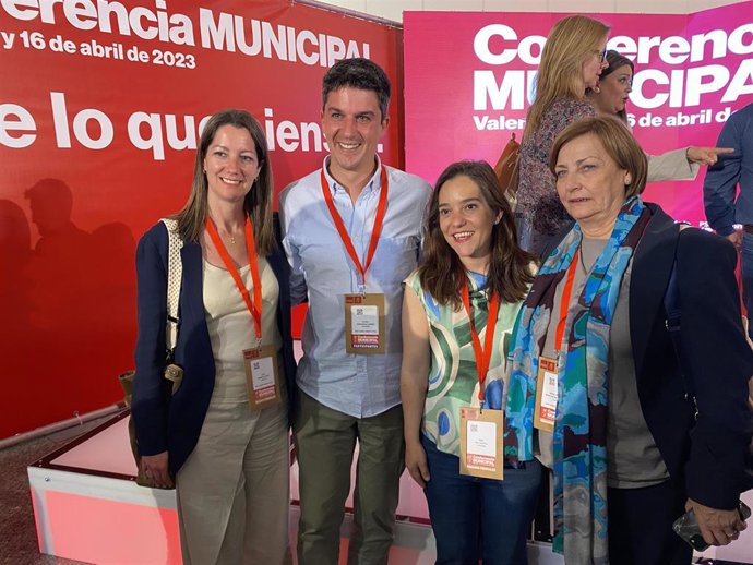 Archivo - El portavoz del Grupo Municipal Socialista de Santander, Daniel Fernández, junto a alcaldesas socialistas