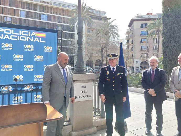 El alcalde de Palma, Jaime Martínez, y el jefe superior de la Policía Nacional en Baleares, José Luis Santafé, inauguran el 'Puente de la Policía Nacional', con motivo del 200 aniversario de la creación del Cuerpo