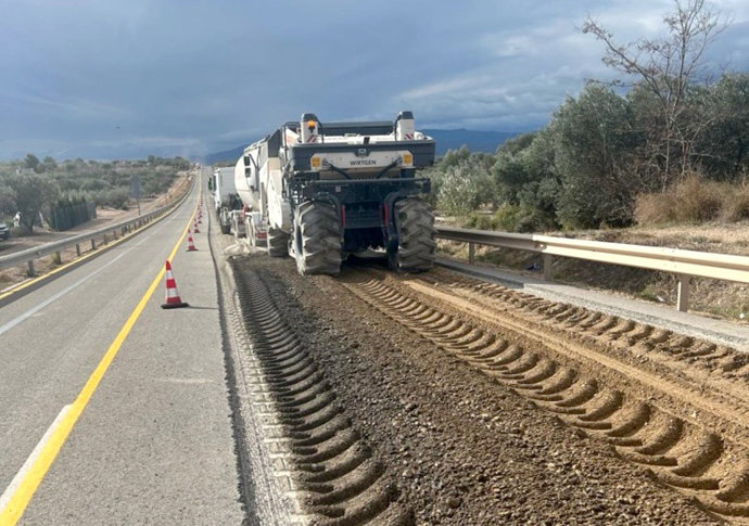 L'àrea de Carreteres de la Diputació de València ha començat les obres de millora de la carretera CV-395 en el tram comprès des del punt kilomètric 50,2 al 47,4, entre les glorietes d'enllaç amb la CV-35 i d'intersecció amb la CV-345.