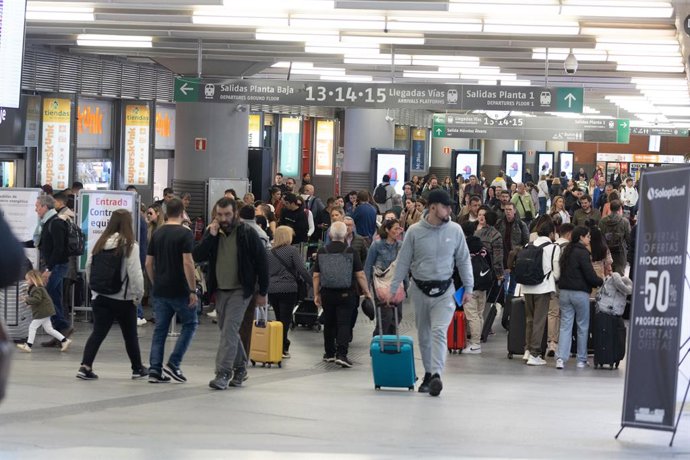 Un grupo de personas con maletas en una de las instalaciones de la estación de Atocha, a 22 de marzo de 2024, en Madrid (España).  