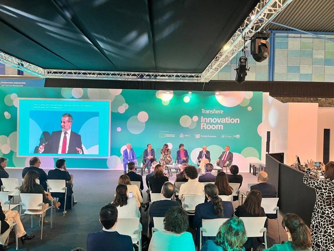 Varias personas asisten a una conferencia en el marco del Fórum Transfiere de Málaga.