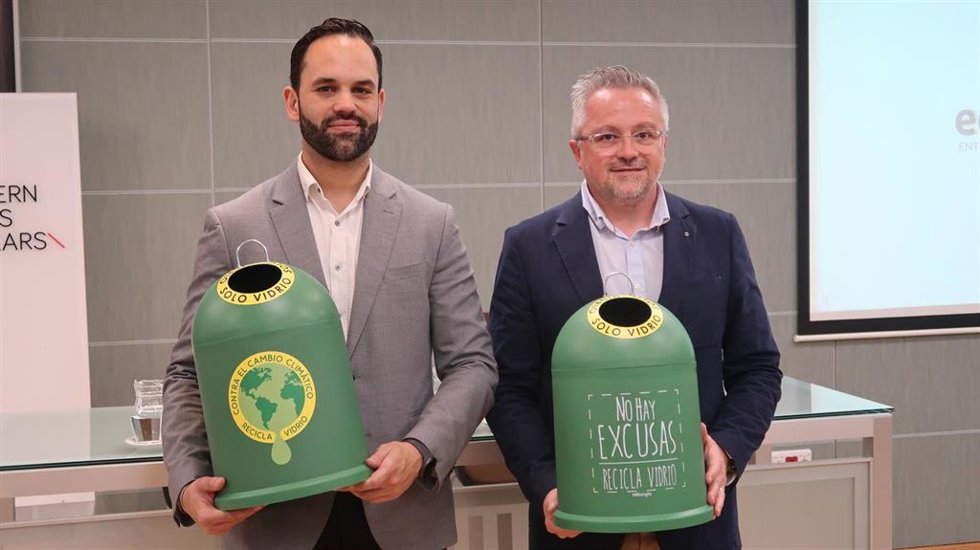 El director general de Economía Circular, Transición Energética y Cambio Climático, Diego Víu, y el gerente territorial de Ecovidrio, Roberto Fuentes