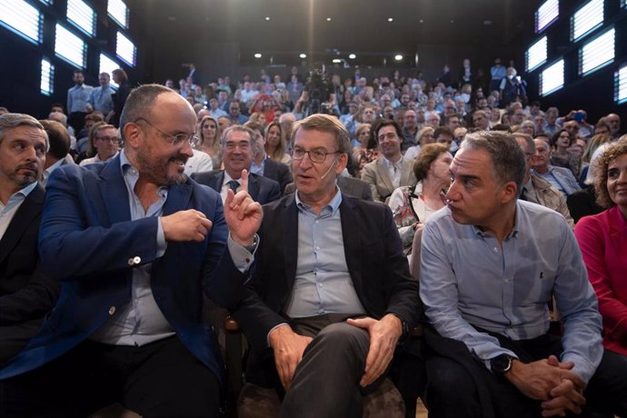 Archivo - El presidente del PP de Cataluña, Alejandro Fernández; el presidente del PP, Alberto Núñez Feijóo, y el vicesecretario del PP, Elías Bendodo, en una imagen de octubre de 2022.