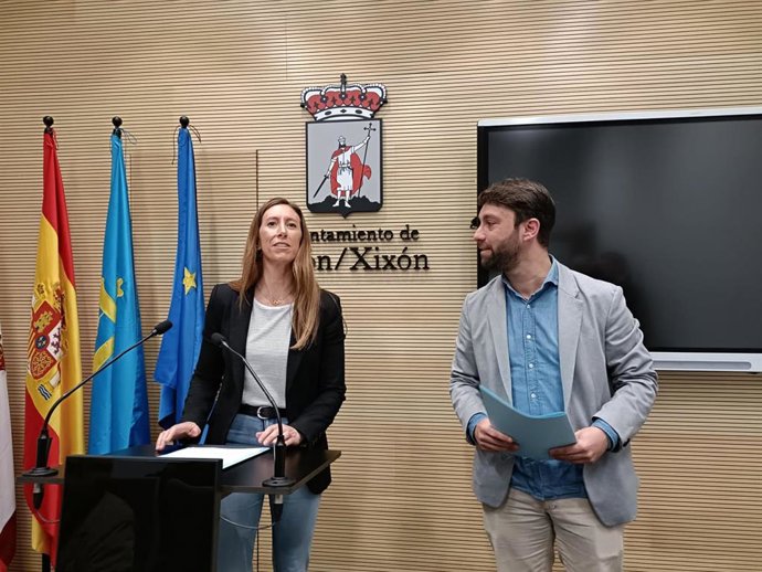 Rueda de prensa de la vicealcaldesa de Gijón y portavoz del Grupo Municipal Popular, Ángela Pumariega, y el diputado regional 'popular' Andrés Ruiz, en el Consistorio gijonés.