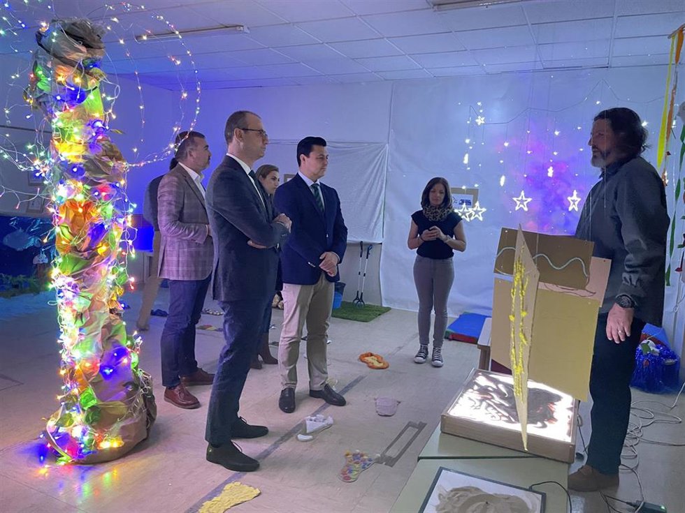 EL consejero de Educación, Formación Profesional y Empleo, Víctor Marín, visitó la Semana Cultural del Colegio El Mirador (San Javier), junto con el alcalde de la localidad, José Miguel Luengo