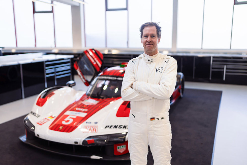 El piloto alemán Sebastian Vettel, junto al Porsche 963 Hypercar.