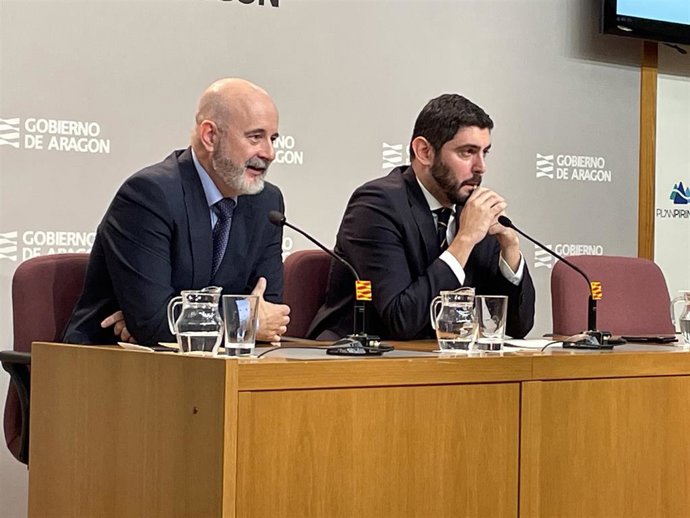 El vicepresidente primero del Gobierno de Aragón, Alejandro Nolasco, y el director general de Despoblación, Juan Manuel Hernández.
