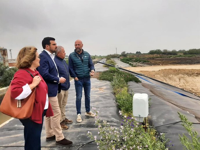 El delegado territorial de Agricultura, Pesca, Agua y Desarrollo Rural de la Junta de Andalucía en Cádiz, Francisco Moreno, en una visita a la estación de bombeo de El Bercial, en el término municipal de Rota.