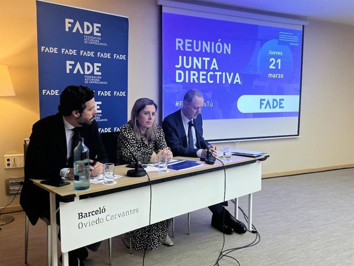 La presidenta de FADE, María Calvo, en el centro